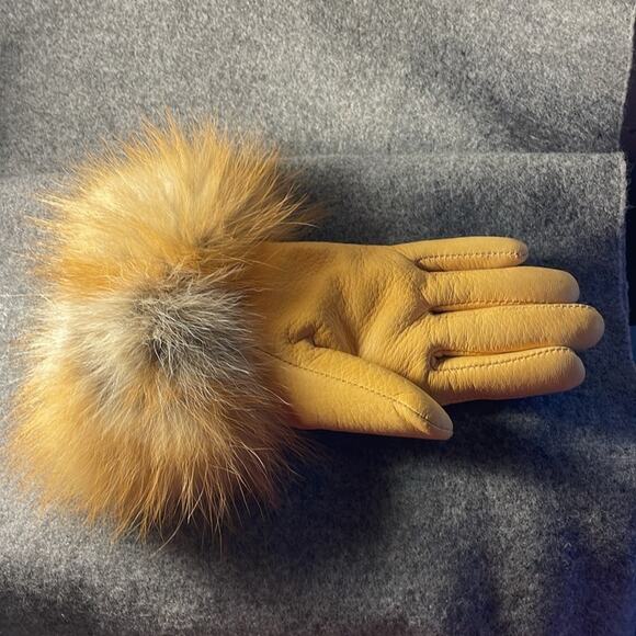 Exquisitely Beaded Tan Premium Buffalo Hide Gloves with Buffalo Fur Trim. OS - Picture 5 of 9